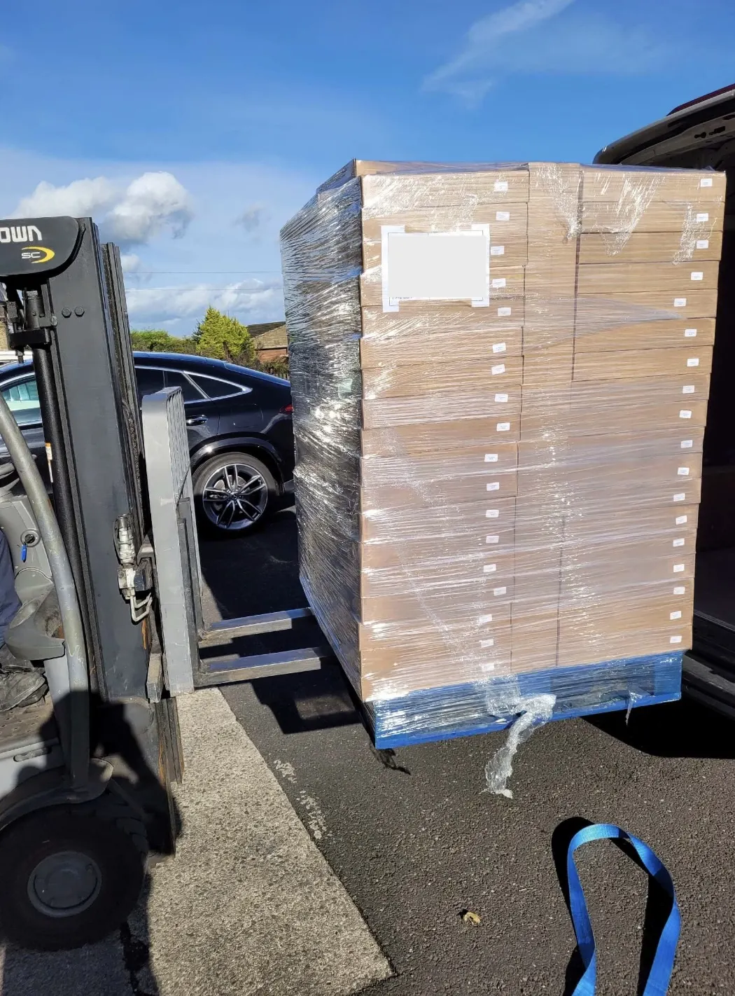 aaa-couriers-hull-palletised-load-forklift-loading-same-day-courier-east-yorkshire